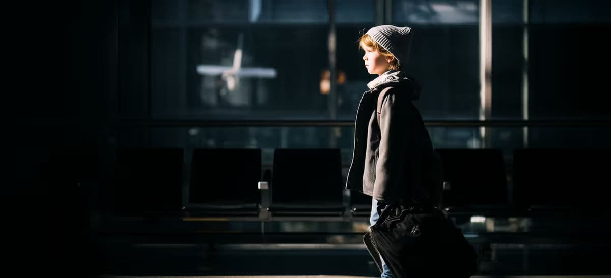 Vanaf welke leeftijd mogen kinderen alleen vliegen? Alle leeftijdsgrenzen, regels en tips